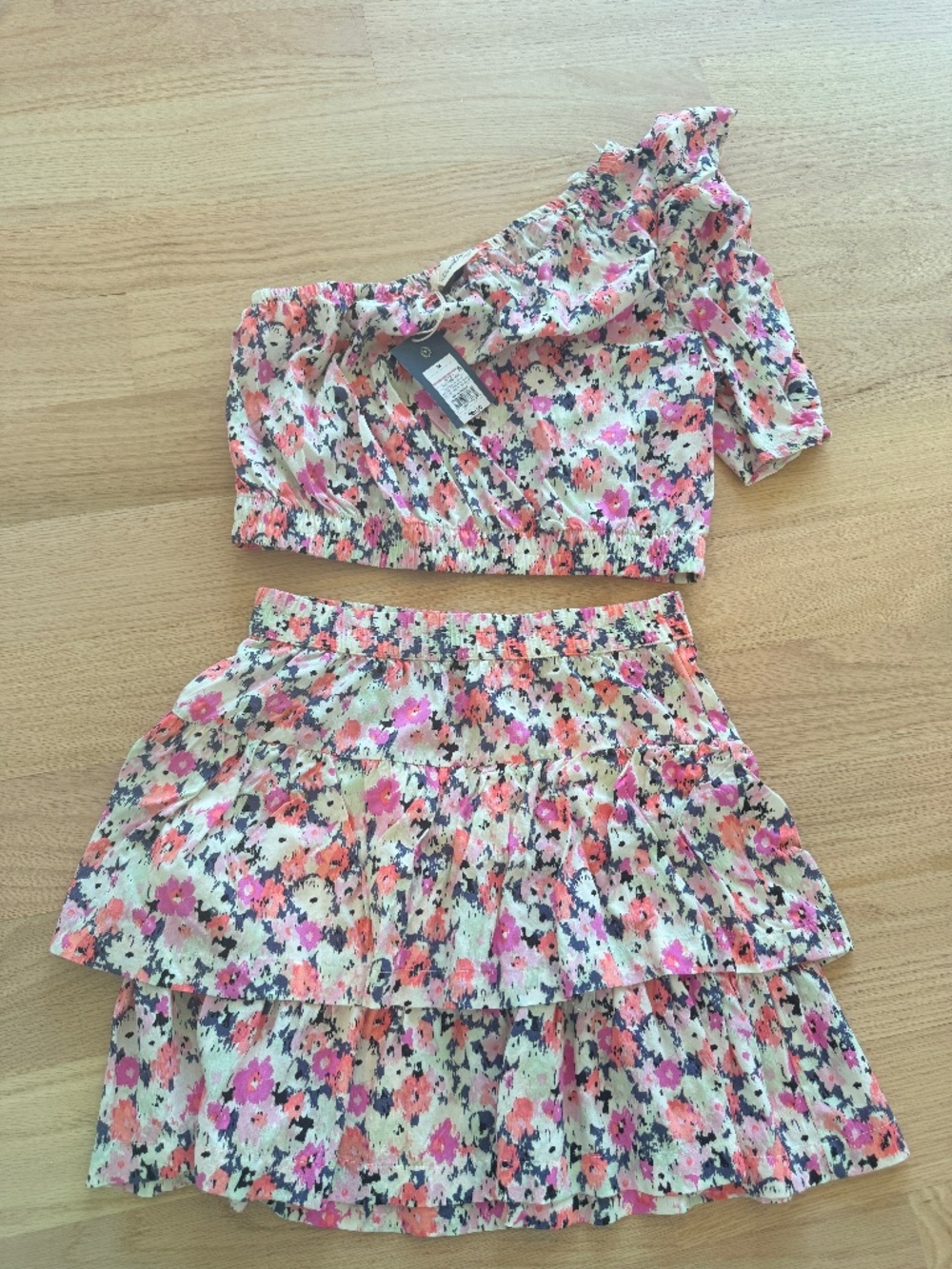 universal thread skirt (small) and medium one shoulder top